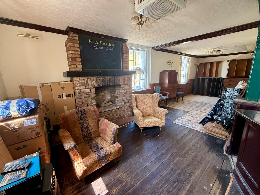 Lot: 84 - FORMER PUB WITH SEVEN LETTING ROOMS WITH POTENTIAL - Seating area